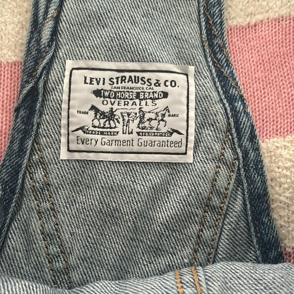 Women’s Levi’s denim overall shorts. - Picture 4 of 4